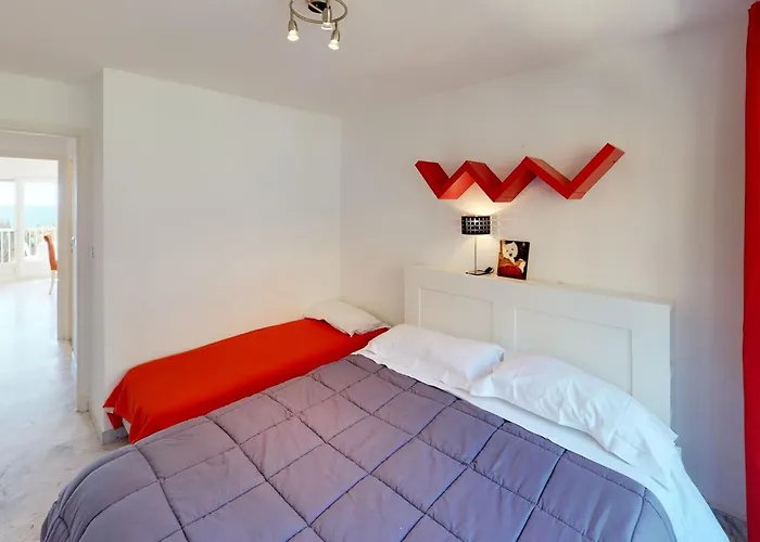 2p En Dernier Etage Avec Clim Et Parking Prive A - Fr-1-196-159 * 芒通