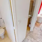 2p En Dernier Etage Avec Clim Et Parking Prive A - Fr-1-196-159 Menton