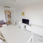 2p En Dernier Etage Avec Clim Et Parking Prive A - Fr-1-196-159 Apartment *