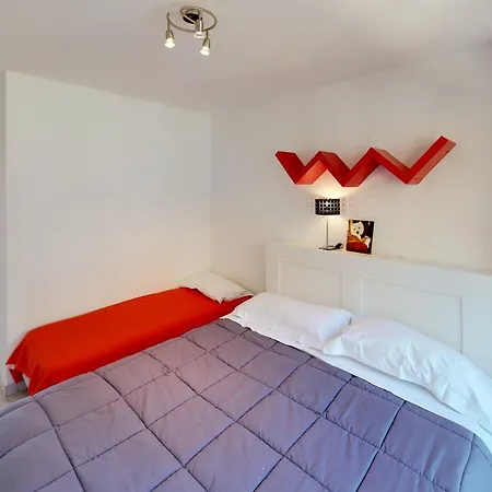 2p En Dernier Etage Avec Clim Et Parking Prive A - Fr-1-196-159 * Menton