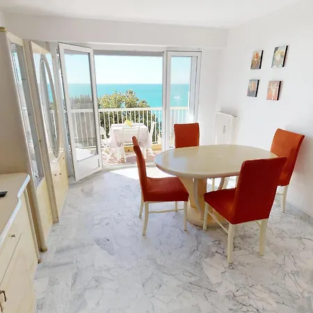 2p En Dernier Etage Avec Clim Et Parking Prive A - Fr-1-196-159 Menton