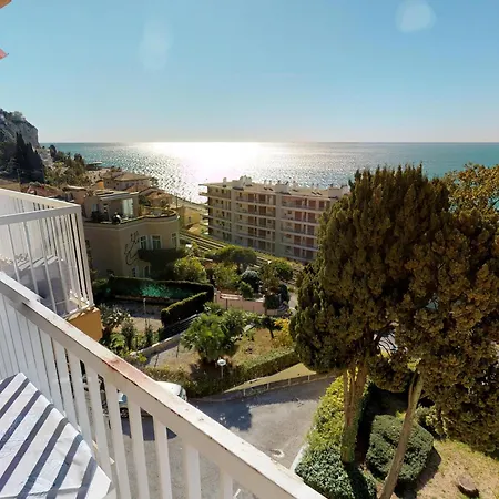 2p En Dernier Etage Avec Clim Et Parking Prive A - Fr-1-196-159 * Menton