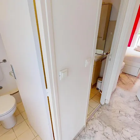 2p En Dernier Etage Avec Clim Et Parking Prive A - Fr-1-196-159 Menton