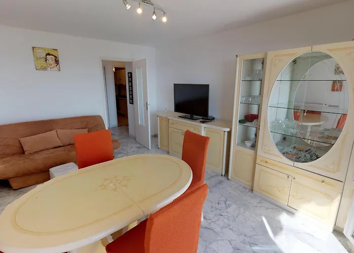 2p En Dernier Etage Avec Clim Et Parking Prive A - Fr-1-196-159 Menton